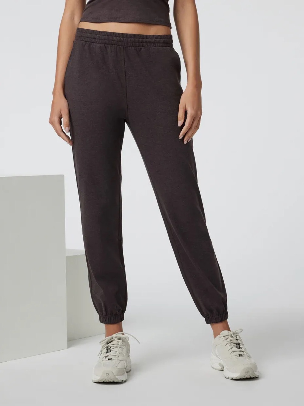 VUORI Boyfriend Jogger Women's in Sangria Heather Size XS